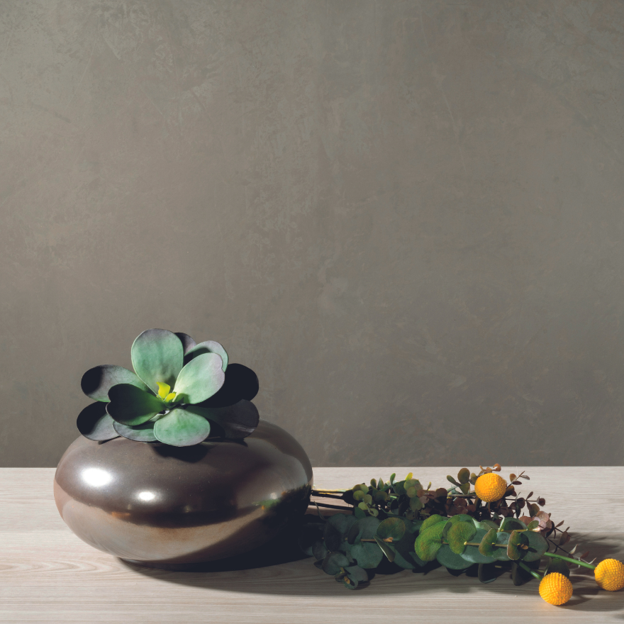 IRISA est une peinture décorative en phase aqueuse offrant des reflets irisés subtils qui apportent lumière et profondeur à vos espaces.